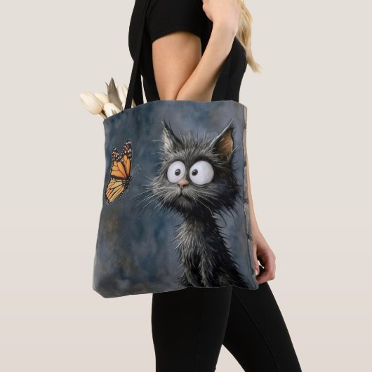 Struppige Katze starrt einen Schmetterling an Tasche (Von Nahem)