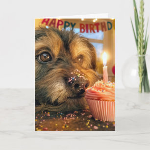Struppiger Hund mit einem Geburtstagscupcake Karte