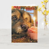Struppiger Hund mit einem Geburtstagscupcake Karte (Gelbe Blume)