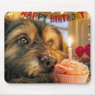 Struppiger Hund mit einem Geburtstagscupcake Mousepad