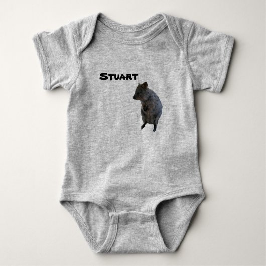 Stuart Name mit Aussie Quokka, Baby Bodysuit Strampler (Vorderseite)
