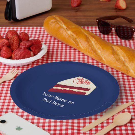 Stück Roter Velvet-Kuchen und Ihre eigenen Worte a Pappteller (Picknick)