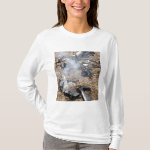 Stücke feindliche Waffen breiten zu coolem weg au T-Shirt