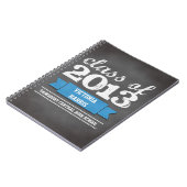 Student des Abschlusses mit blauem Banner Notizblock (Linke Seite)