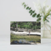 Student mit Feet in Creek bei der Mission Postkarte (Stehend Vorderseite)
