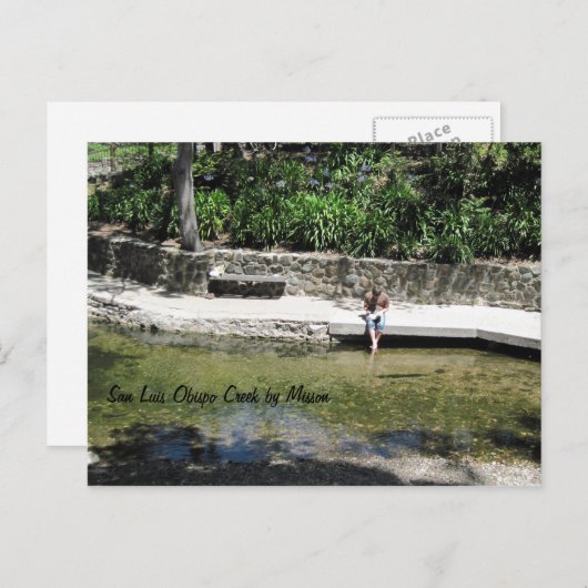 Student mit Feet in Creek bei der Mission Postkarte (Vorne/Hinten)