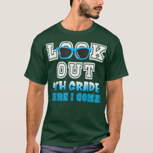 Student schauen nach der vierten Klasse, hier komm T-Shirt