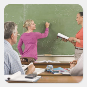 Studenten und Lehrer im Klassenzimmer Quadratischer Aufkleber