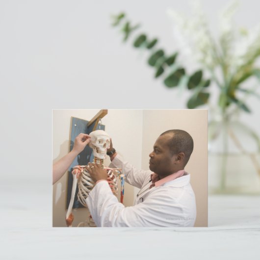 Studentenärzte, die Anatomie auf einem Skelett unt Postkarte (Stehend Vorderseite)