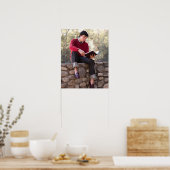 Studentenlesebuch und Sitzen auf der Steinmauer Poster (Küche)