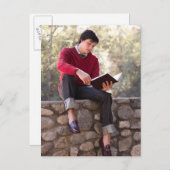 Studentenlesebuch und Sitzen auf der Steinmauer Postkarte (Vorne/Hinten)