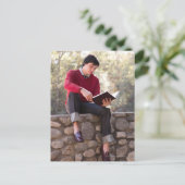 Studentenlesebuch und Sitzen auf der Steinmauer Postkarte (Stehend Vorderseite)