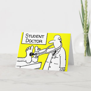 Studentischer Arzt mit Stethoskop untersucht einen Karte