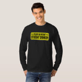 Studentischer Trinker trinkt 1 T-Shirt (Vorne ganz)