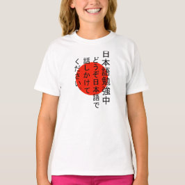 Studierend sprechen Japaner mit mir im japanischen T-Shirt