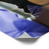 Studierende darstellend Experiment in Chemie Labra Poster (Ecke)