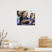 Studierende darstellend Experiment in Chemie Labra Poster (Küche)