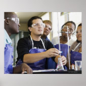 Studierende darstellend Experiment in Chemie Labra Poster (Vorne)