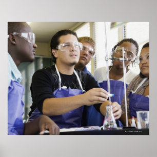 Studierende darstellend Experiment in Chemie Labra Poster