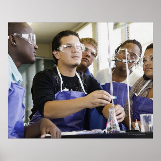 Studierende darstellend Experiment in Chemie Labra Poster (Vorne)