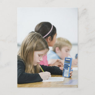Studierende, die Mathematik machen, im Klassenzimm Postkarte