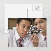 Studierende mit Blick auf das molekulare Modell Postkarte (Vorne/Hinten)