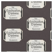 Studierende mit Stehendem Diplom Stoff (Nahaufnahme)