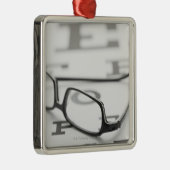 Studio geschossen von den Brillen auf Silbernes Ornament (Rechts)