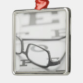 Studio geschossen von den Brillen auf Silbernes Ornament (Links)