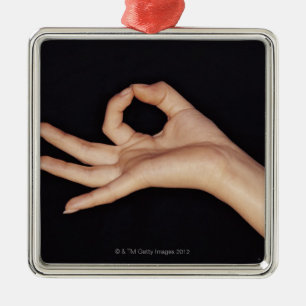 Studio geschossen von der Hand, die ein Zeichen Silbernes Ornament