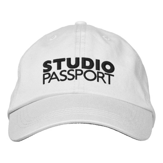 STUDIO PASSPORT BESTICKTE BASEBALLKAPPE (Vorderseite)