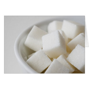 Studio-Schuss von Zuckerwürfeln in Schüssel