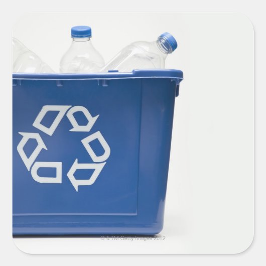 Studioaufnahme des recycelnd Mülls mit Flaschen Quadratischer Aufkleber (Vorderseite)