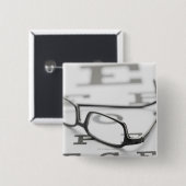 Studioaufnahme von Brillen auf Augendiagramm Button (Vorne & Hinten)