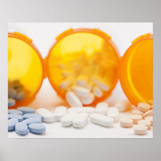 Studiofoto mit Medikamentenflasche Poster (Vorne)