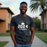 Stufenklasse 2022 Individuelle Name<br><div class="desc">Fun varsity-style grad T - Shirt mit dem Abschluss Jahr in großer Zahl mit der "class of" in einem Arch-Design oben angezeigt. In der Mitte befinden sich ein Graduiertendeckel und eine Tassel,  die mit dem Namen des Absolventen personalisiert sind. Es ist ein großes personalisiertes Sake-Geschenk für den Absolvent.</div>