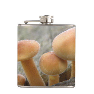 Stuhl auf einem Baumstamm-Kolben Flachmann