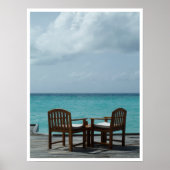 Stühle am Kai am Meer Poster (Vorne)