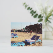 Stühle am Strand von Candolim Beach in Goa Indien Postkarte (Stehend Vorderseite)