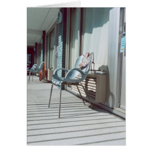 Stühle außerhalb der Strand-Hotelzimmer