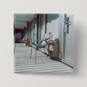 Stühle außerhalb der Strand-Hotelzimmer Button