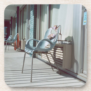 Stühle außerhalb der Strand-Hotelzimmer Untersetzer