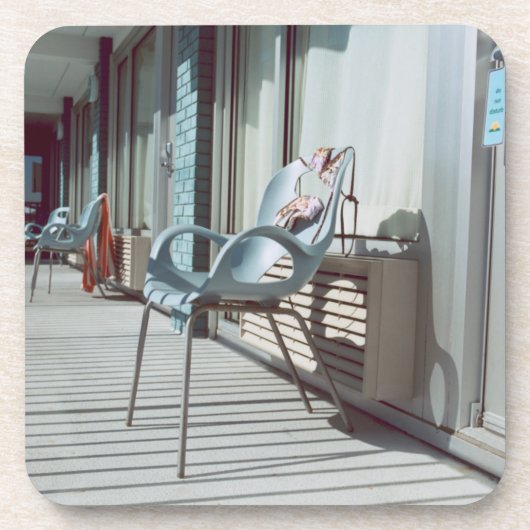 Stühle außerhalb der Strand-Hotelzimmer Untersetzer (Vorderseite)