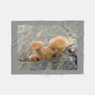 Stuhlhocker auf einem Baumstamm Fleece Blanket