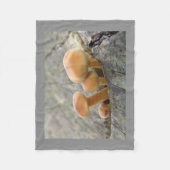 Stuhlhocker auf einem Baumstamm Fleece Blanket (Vorderseite)