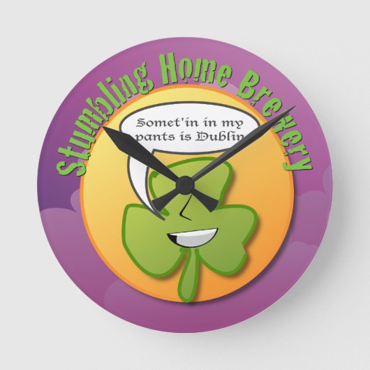 Stumbling Home Brewery Slurring Shamrock Runde Wanduhr (Vorderseite)