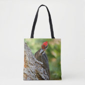 Stunning Portrait of Pileated Woodpecker on Tree Tasche (Vorderseite)