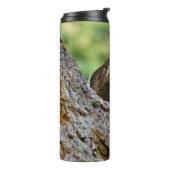 Stunning Portrait of Pileated Woodpecker on Tree Thermosbecher (Nach links gedreht)