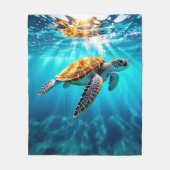 Stunning Sea Turtle in Sunlit Ocean Waters Fleecedecke (Vorderseite)
