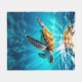 Stunning Sea Turtle in Sunlit Ocean Waters Fleecedecke (Vorderseite (Horizontal))